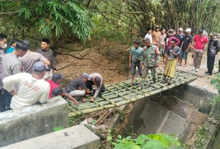 Jembatan Utama Putus, Warga Dua Desa di Pamekasan Gotong Royong Bangun Titian Bambu