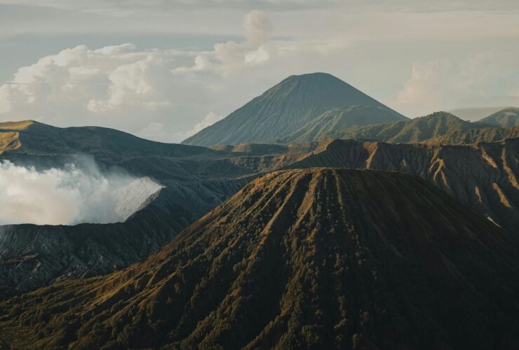 Siaga! Gunung Semeru Luncurkan Dua Kali Awan Panas, Kolom Abu Capai 1.000 Meter