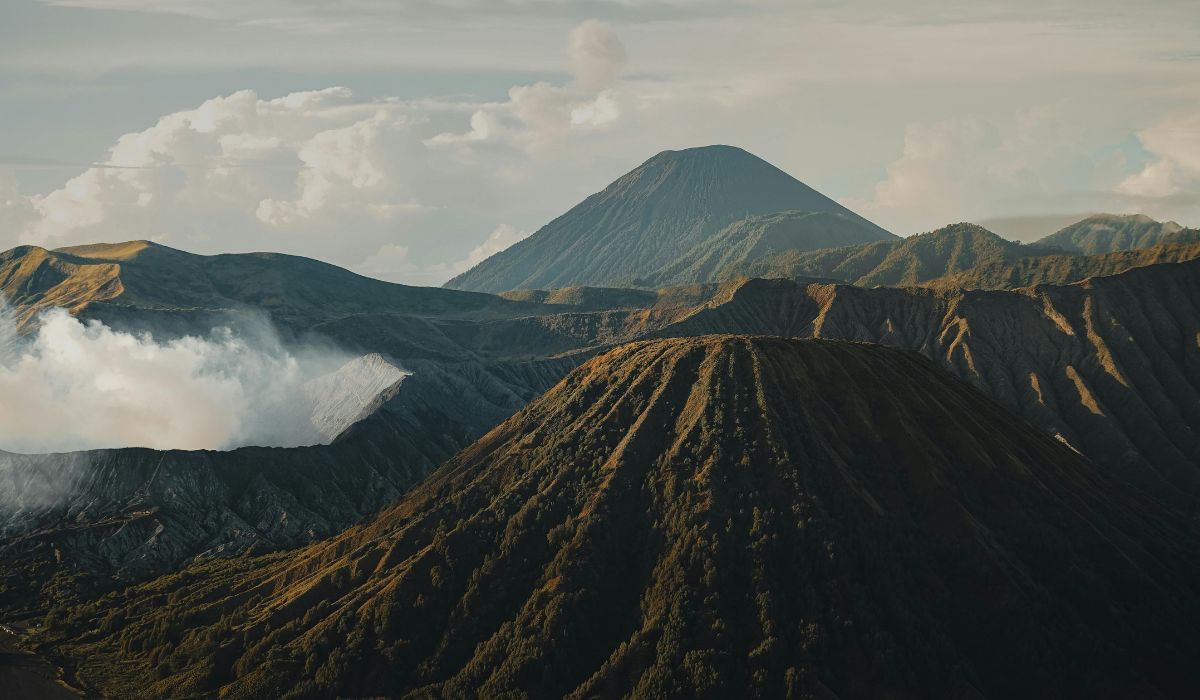 Siaga! Gunung Semeru Luncurkan Dua Kali Awan Panas, Kolom Abu Capai 1.000 Meter