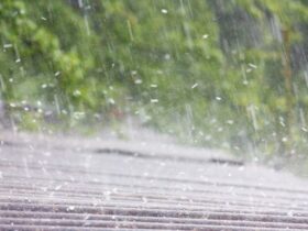 Hujan Es Landa Jombang Jelang Berbuka, Puluhan Rumah dan Mushola Rusak