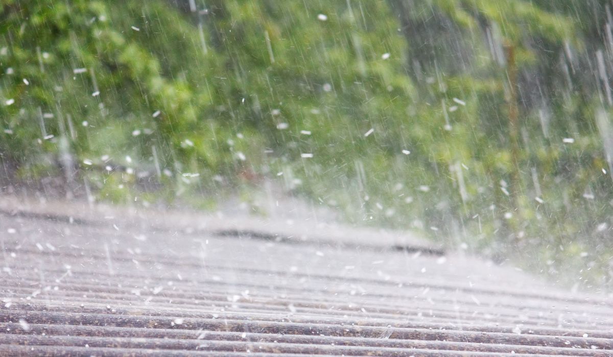 Hujan Es Landa Jombang Jelang Berbuka, Puluhan Rumah dan Mushola Rusak
