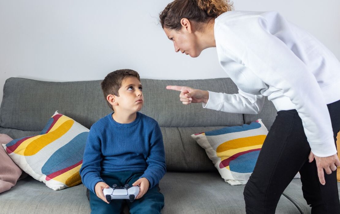 Pola Asuh Keras di Zaman Sekarang: Dampak dan Alternatif bagi Generasi Digital