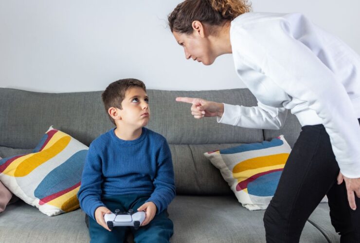 Pola Asuh Keras di Zaman Sekarang: Dampak dan Alternatif bagi Generasi Digital