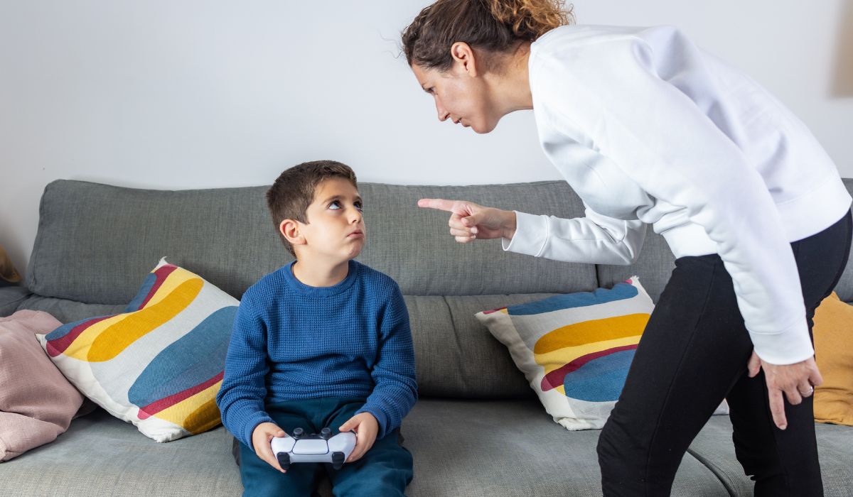 Pola Asuh Keras di Zaman Sekarang: Dampak dan Alternatif bagi Generasi Digital